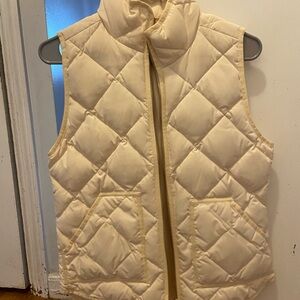 Women j crew cream colored quilted puffer vest size xs